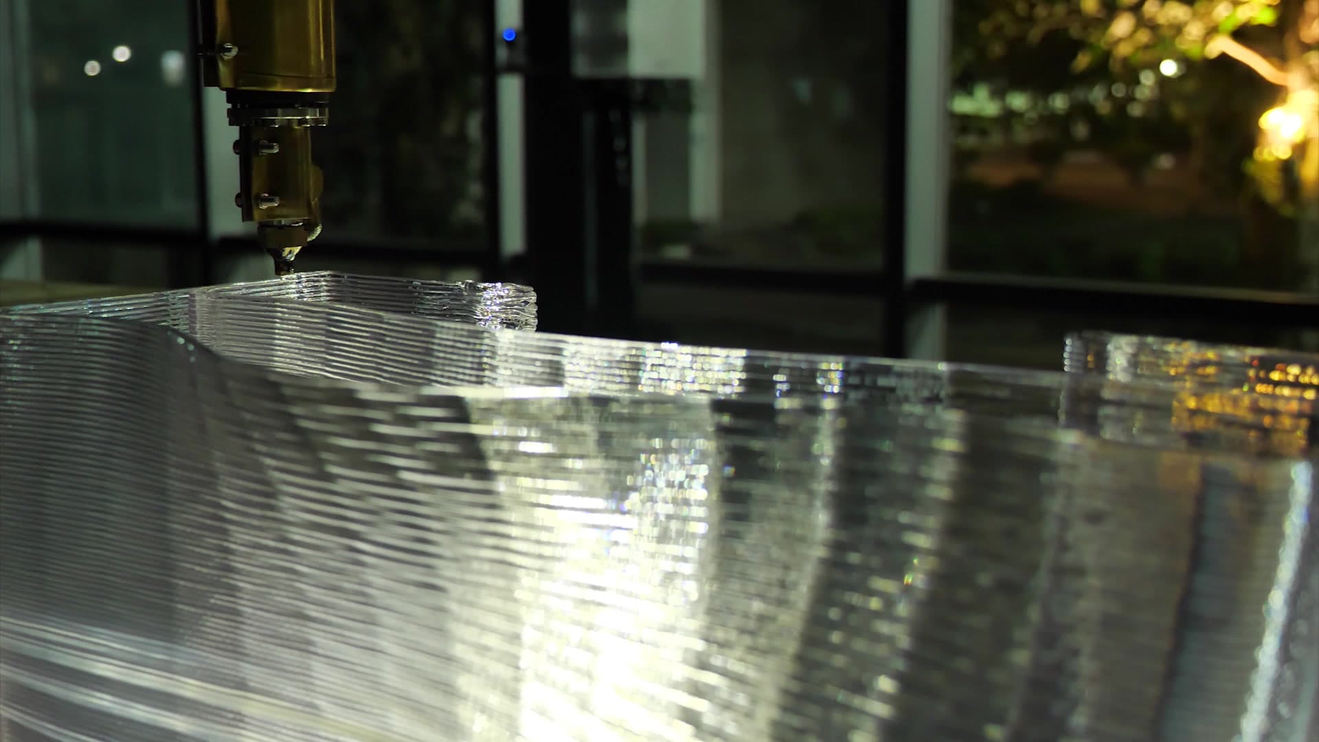 Extrusion head depositing layered translucent material for the Sparkling surface.